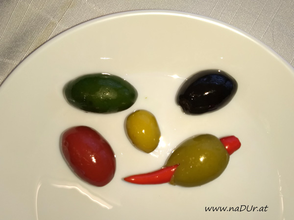 bunte oliven schauen dich an